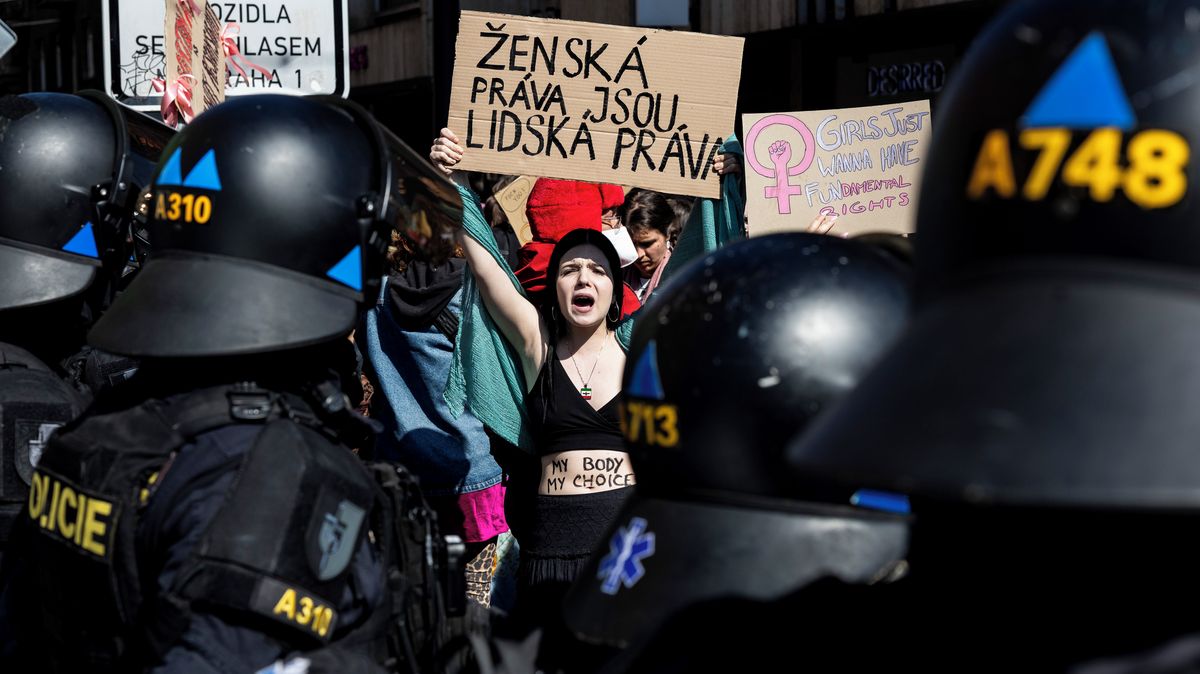 Fotky z rozdělené ulice. „Právo na život“ proti „Moje tělo, moje volba“